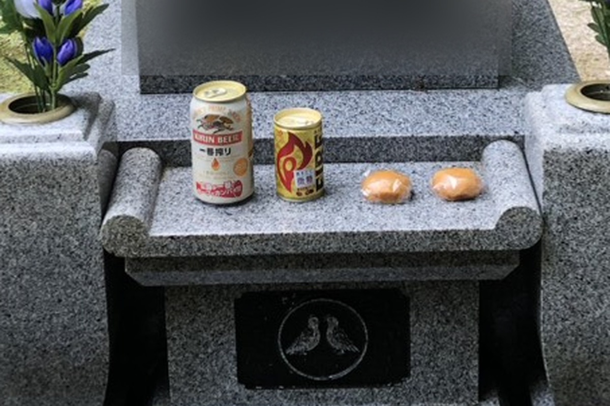 お墓に供えられたお供え物