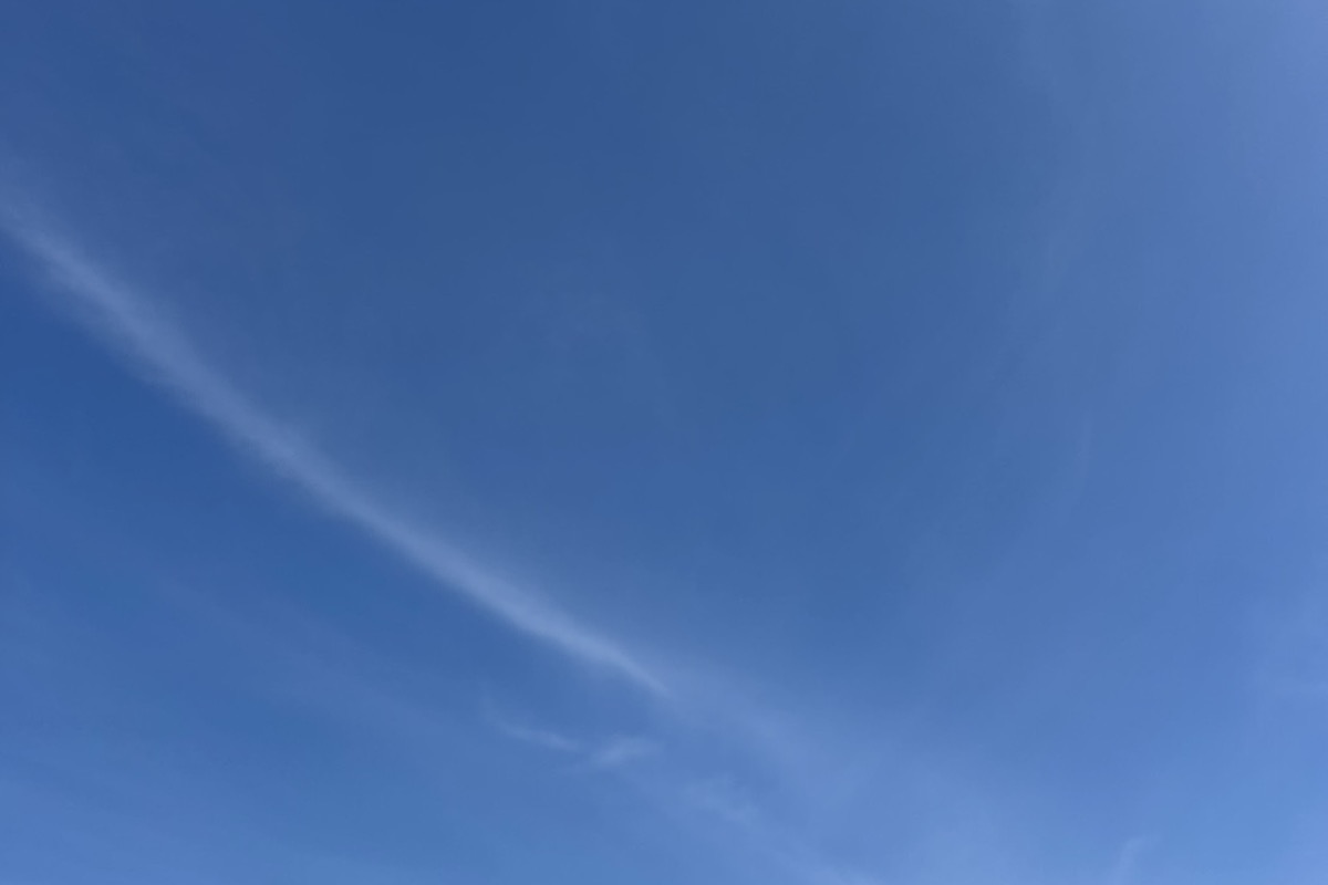 お参りの日に見上げた、うろこ雲の広がる青空