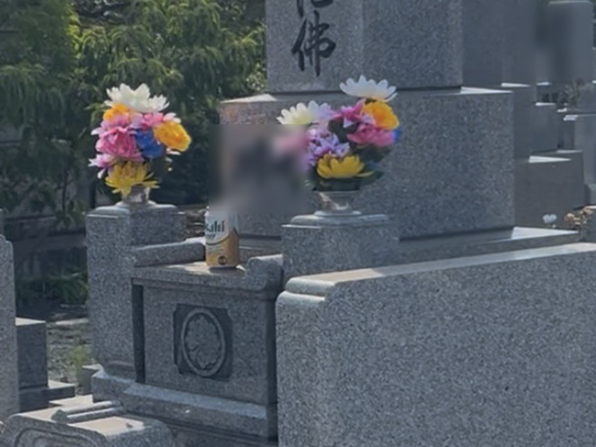 色とりどりのお花を、花立に活ける手元